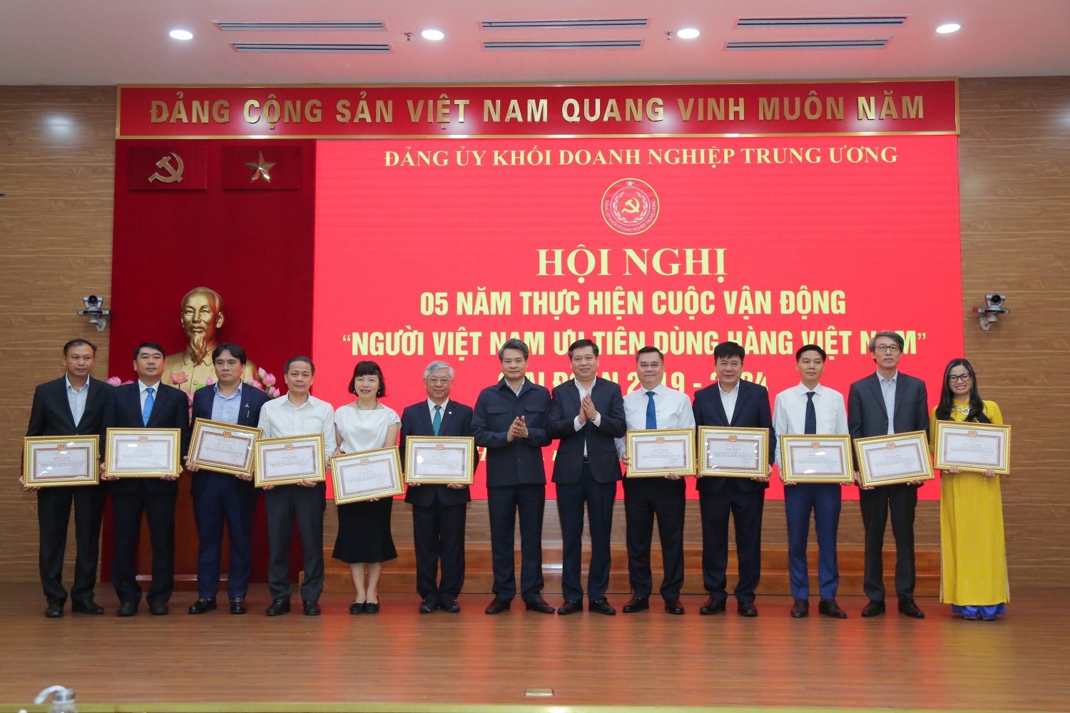 Đảng bộ Tập đoàn Dầu khí Quốc gia Việt Nam tích cực thực hiện Cuộc vận động “Người Việt Nam ưu tiên dùng hàng Việt Nam” Đảng bộ Tập đoàn Dầu khí Quốc gia Việt Nam tích cực thực hiện Cuộc vận động “Người Việt Nam ưu tiên dùng hàng Việt Nam”