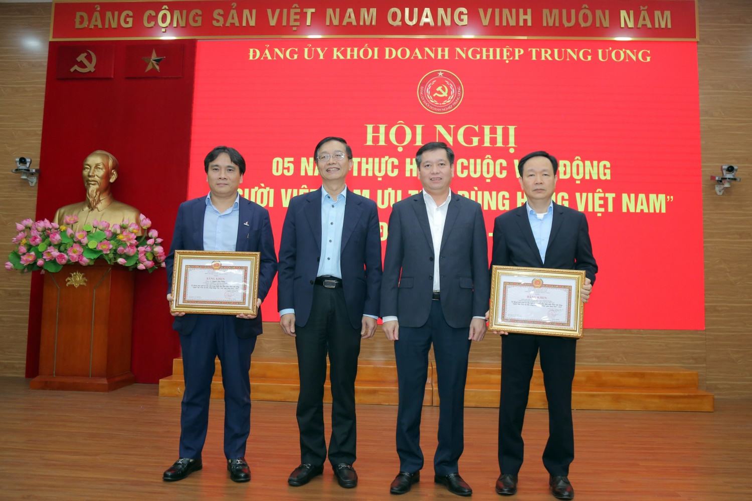 Đảng bộ Tập đoàn Dầu khí Quốc gia Việt Nam tích cực thực hiện Cuộc vận động “Người Việt Nam ưu tiên dùng hàng Việt Nam” Đảng bộ Tập đoàn Dầu khí Quốc gia Việt Nam tích cực thực hiện Cuộc vận động “Người Việt Nam ưu tiên dùng hàng Việt Nam”