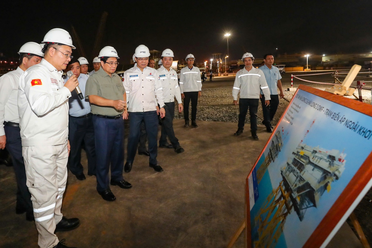 Thủ tướng Phạm Mính Chính và đoàn công tác đã nghe lãnh đạo Tổng công ty CP Dịch vụ Kỹ thuật Dầu khí Việt Nam (PTSC), đơn vị thành viên của Petrovietnam báo cáo về quá trình triển khai thi công, tiến độ các dự án ĐGNK mà PTSC đang triển khai. Thủ tướng Phạm Mính Chính và đoàn công tác đã nghe lãnh đạo Tổng công ty CP Dịch vụ Kỹ thuật Dầu khí Việt Nam (PTSC), đơn vị thành viên của Petrovietnam báo cáo về quá trình triển khai thi công, tiến độ các dự án ĐGNK mà PTSC đang triển khai.