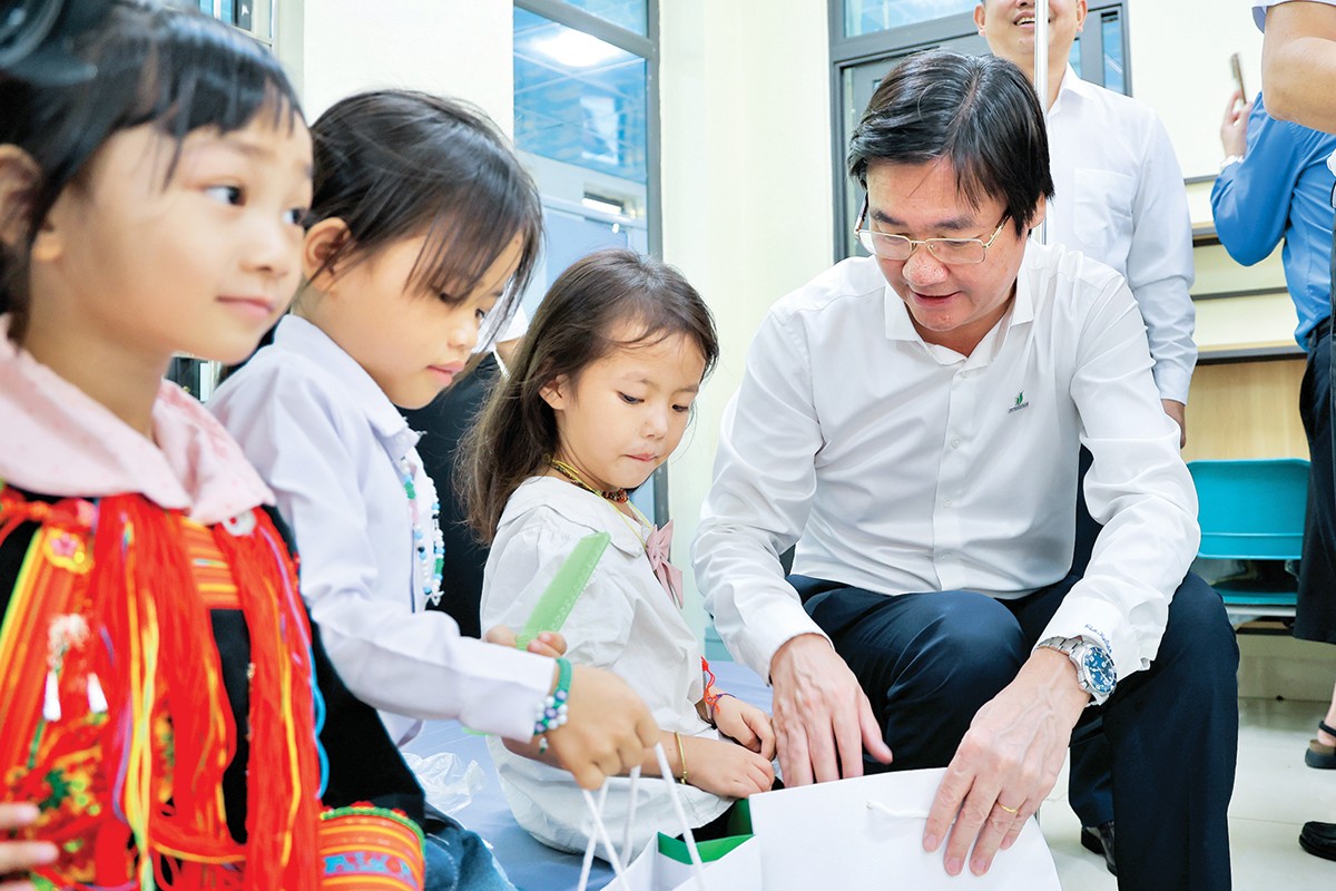 Đồng chí Nguyễn Mạnh Kha, Ủy viên Ban Chấp hành Tổng Liên đoàn Lao động Việt Nam, Chủ tịch Công đoàn PETROVIETNAM trao những phần quà ý nghĩa cho học sinh