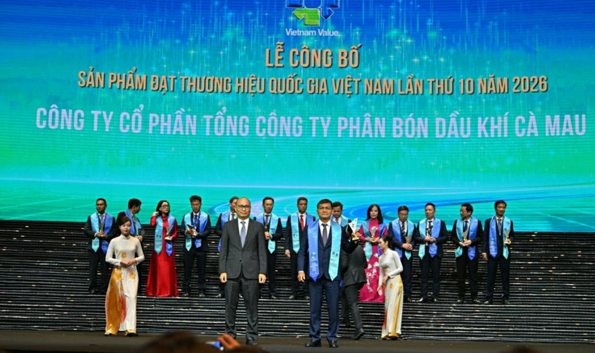 Mr. Van Tien Thanh, Chairman of the Board of Directors of Ca Mau Petroleum Fertilizer Corporation (PVCFC), represented the company in receiving the honor at the event.
