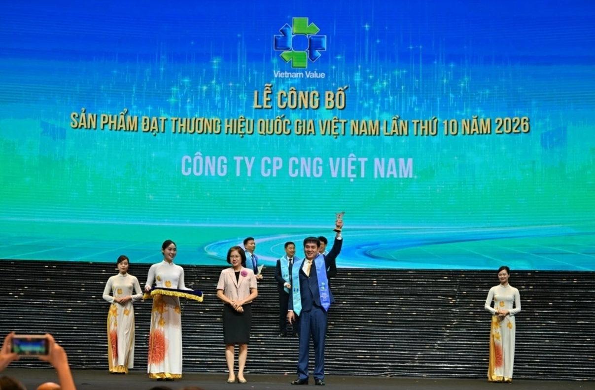 Representatives of Vietnam CNG Joint Stock Company (PV GAS CNG) receive the award at the event.