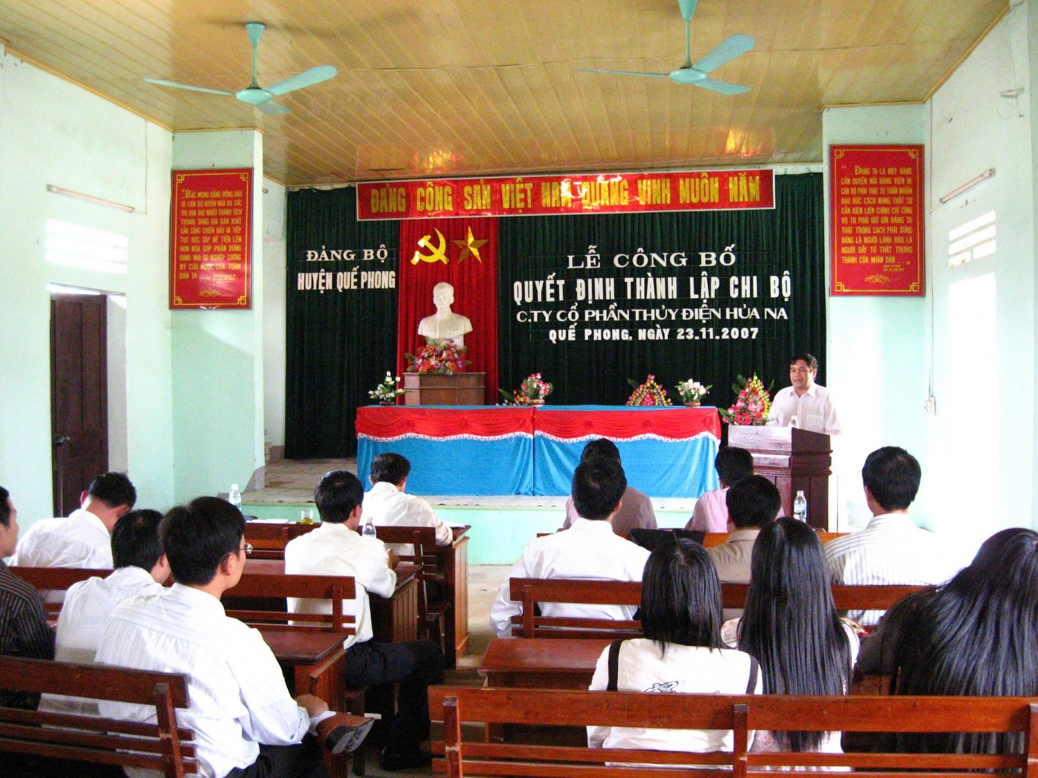 Chi bộ Công ty Cổ phần Thủy điện Hủa Na được thành lập từ cuối năm 2007 với hơn 10 đảng viên, đến nay Đảng bộ Công ty đã chạm mốc 60 đảng viên.