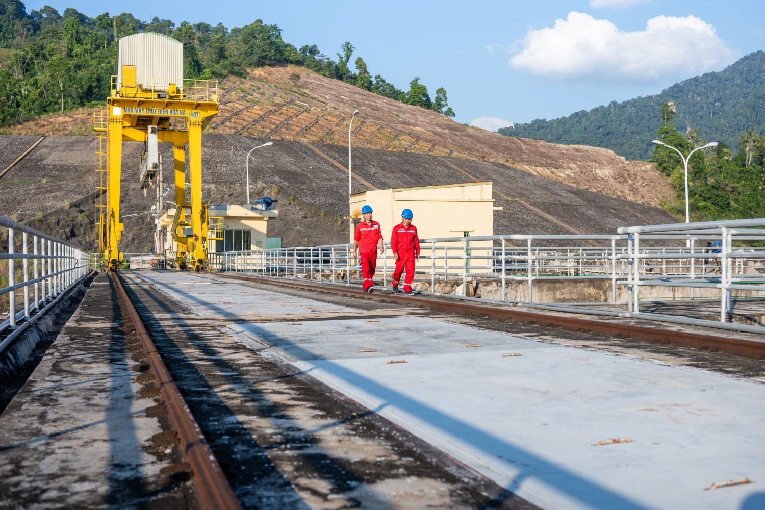 Đảng viên, người lao động Công ty Cổ phần Thủy điện Hủa Na luôn tự nhắn mình: “Hôm nay, nghĩa là phải mới và phải khác”