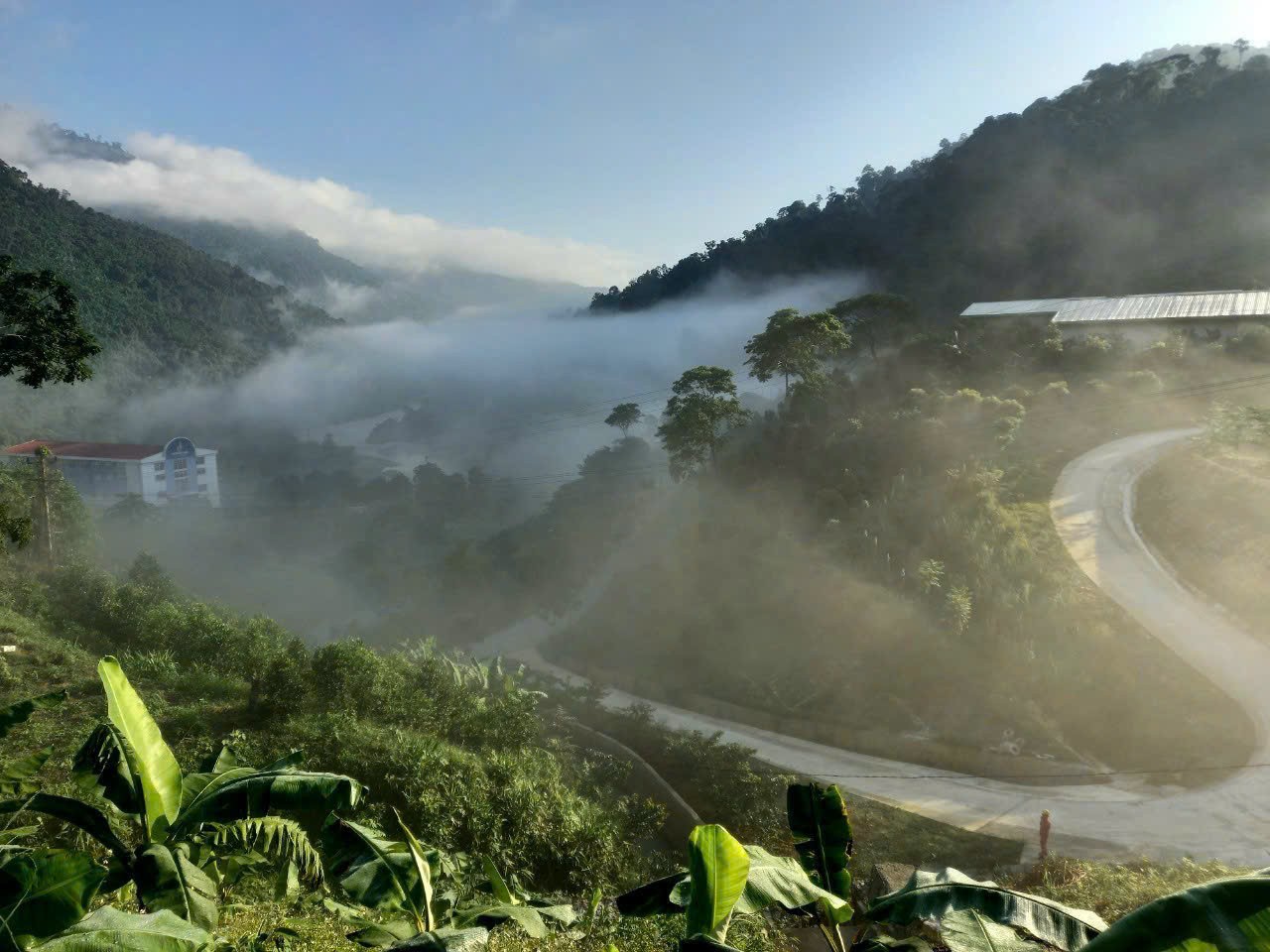 Nhà máy Thủy điện Hủa Na trong sương sớm.