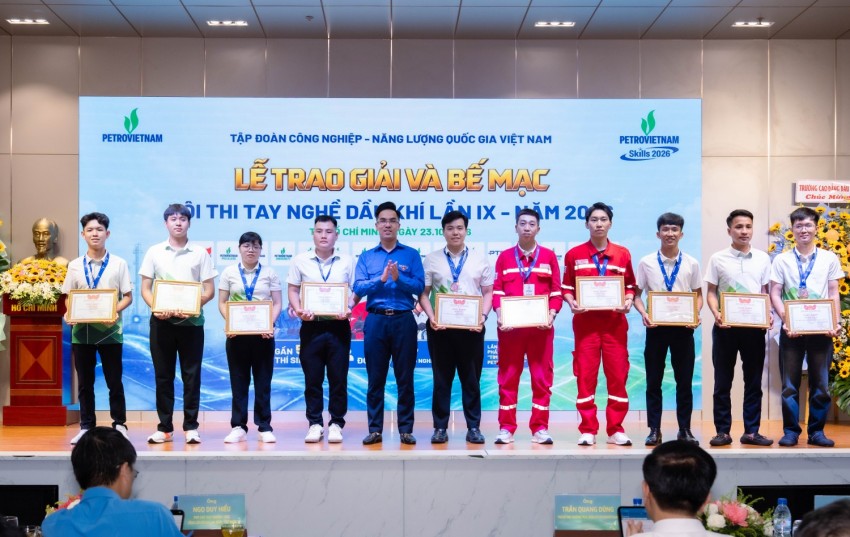 Đoàn TNCS Hồ Chí Minh PETROVIETNAM khen thưởng các thí sinh trong tuổi Đoàn có thành tích cao tại Hội thi tay nghề Dầu khí lần thứ IX.