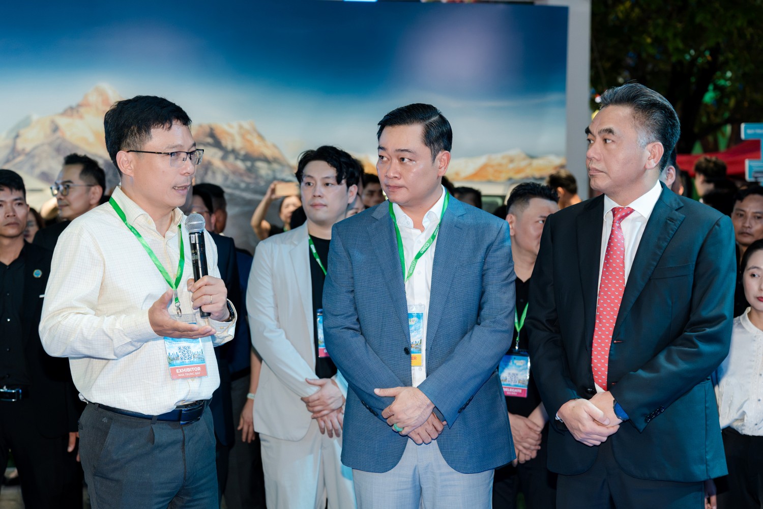 Ông Lê Minh Sơn - Phó Trưởng Ban Phát triển Kinh doanh PV GAS giới thiệu gian hàng triển lãm với đoàn lãnh đạo TP Hồ Chí Minh.