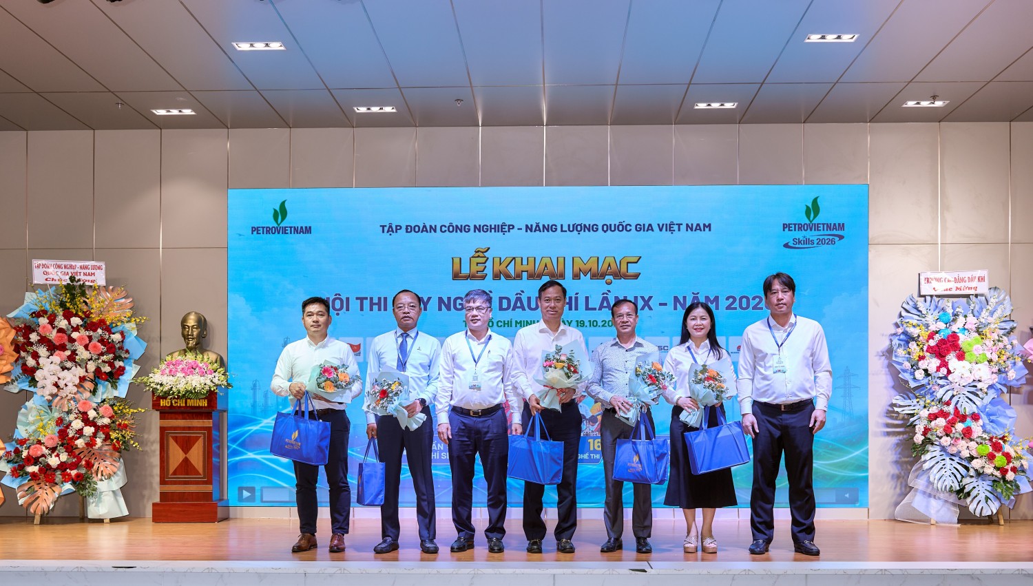 Ông Trần Thành Đạt - Giám đốc SAMSON Việt Nam (đầu tiên từ trái sang) nhận Kỷ niệm chương do PETROVIETNAM trao tặng tại Hội thi Tay nghề Dầu khí lần IX.
