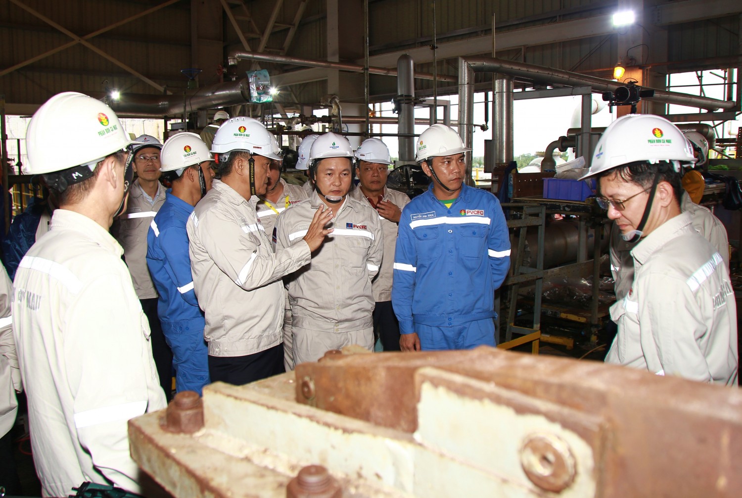 Bí thư Đảng ủy, Chủ tịch HĐQT Văn Tiến Thanh và Tổng Giám đốc PVCFC Nguyễn Thanh Tùng kiểm tra công tác bảo dưỡng sửa chữa Nhà máy Đạm Cà Mau năm 2026.