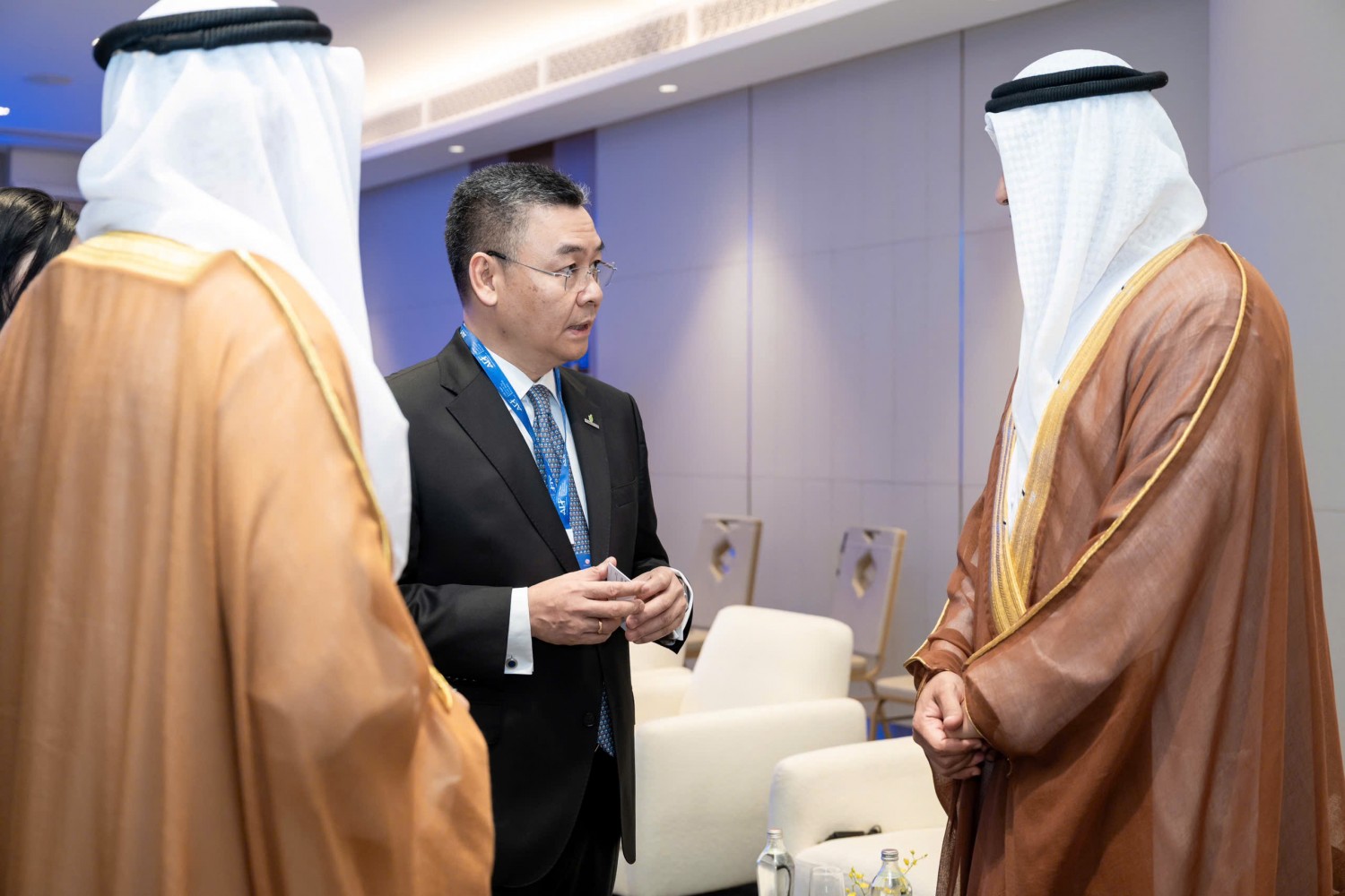Ông Lê Mạnh Cường – Tổng Giám đốc PETROVIETNAM trao đổi cùng các đối tác UAE