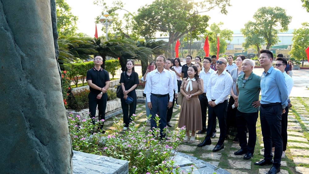 Đoàn tham quan Khu lưu niệm Công trình khai thác dầu khí đầu tiên tại Việt Nam