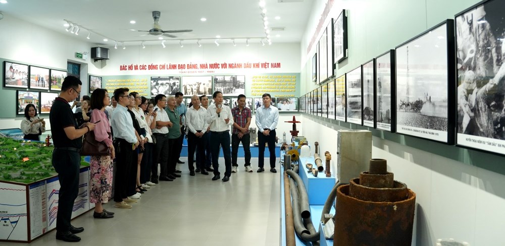 Các đại biểu tham quan Khu lưu niệm Dầu khí Đồng bằng sông Hồng