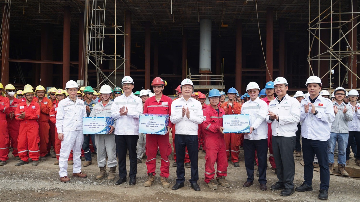 Đoàn công tác lãnh đạo PETROVIETNAM thăm, chúc Tết và tặng quà người lao động trên công trường Dự án Lô B, Trung tâm Công nghiệp Năng lượng và Hậu cần Kỹ thuật PTSC (Phường Vũng Tàu, TP Hồ Chí Minh).