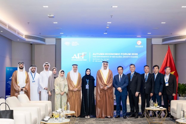 HCMC People's Committee Chairman Nguyen Van Duoc, UAE Minister of State for Foreign Affairs Saeed Al Hajeri, PETROVIETNAM President & CEO Le Manh Cuong, and delegates attending the reception.