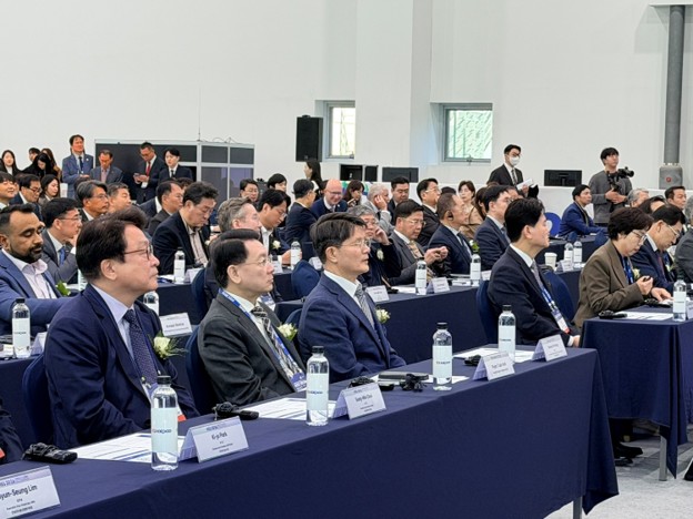 PETROVIETNAM leaders attend the conference.
