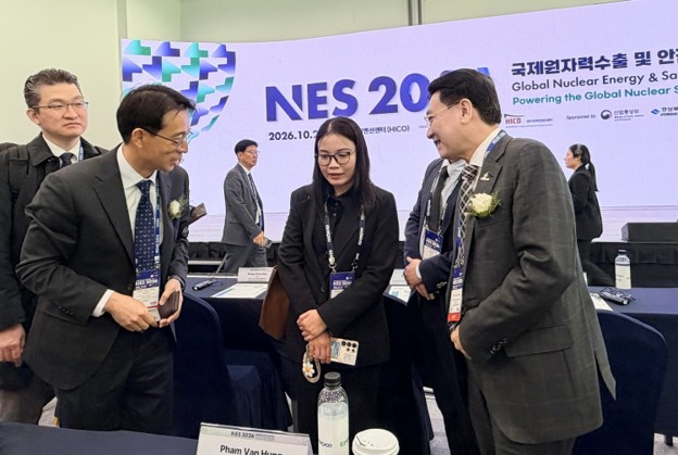 Board Member Pham Tuan Anh engages with partners on the sidelines of the conference.