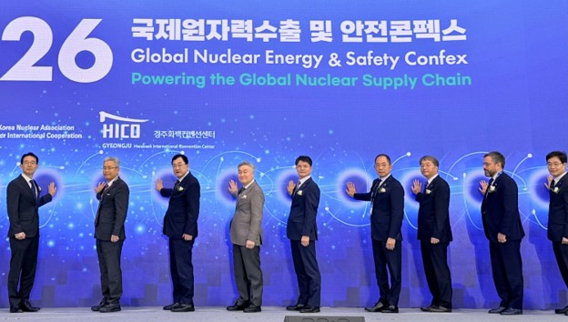 PETROVIETNAM Vice President Cao Hoai Duong (fourth from right) and partners attend the conference.