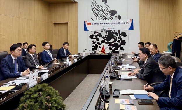 PETROVIETNAM leaders hold a working session with KEPCO.