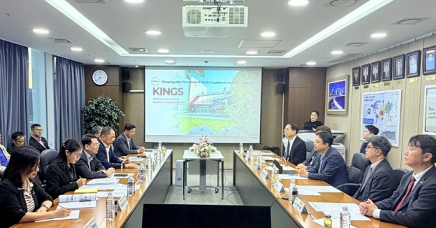 The delegation holds a working session with KINGS.