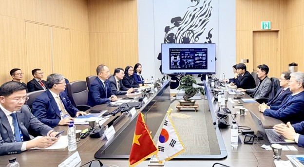 The PETROVIETNAM delegation holds a working session with EPC contractors.